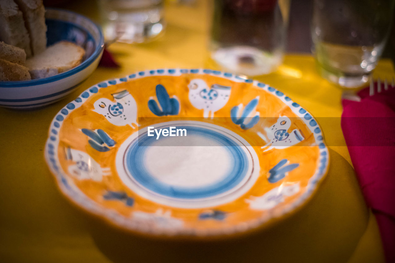 CLOSE-UP OF DRINK SERVED ON TABLE