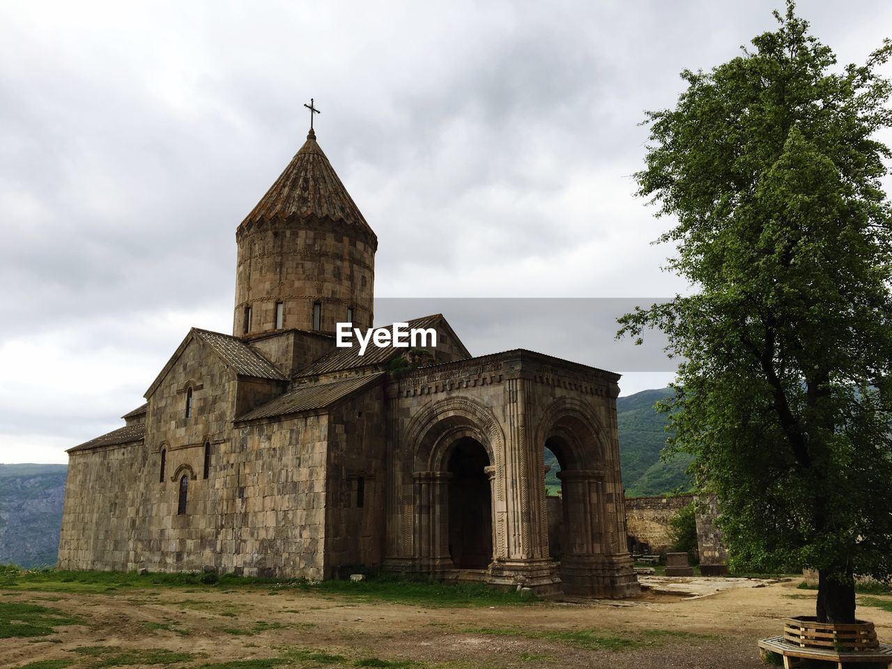 VIEW OF OLD BUILDING AGAINST SKY