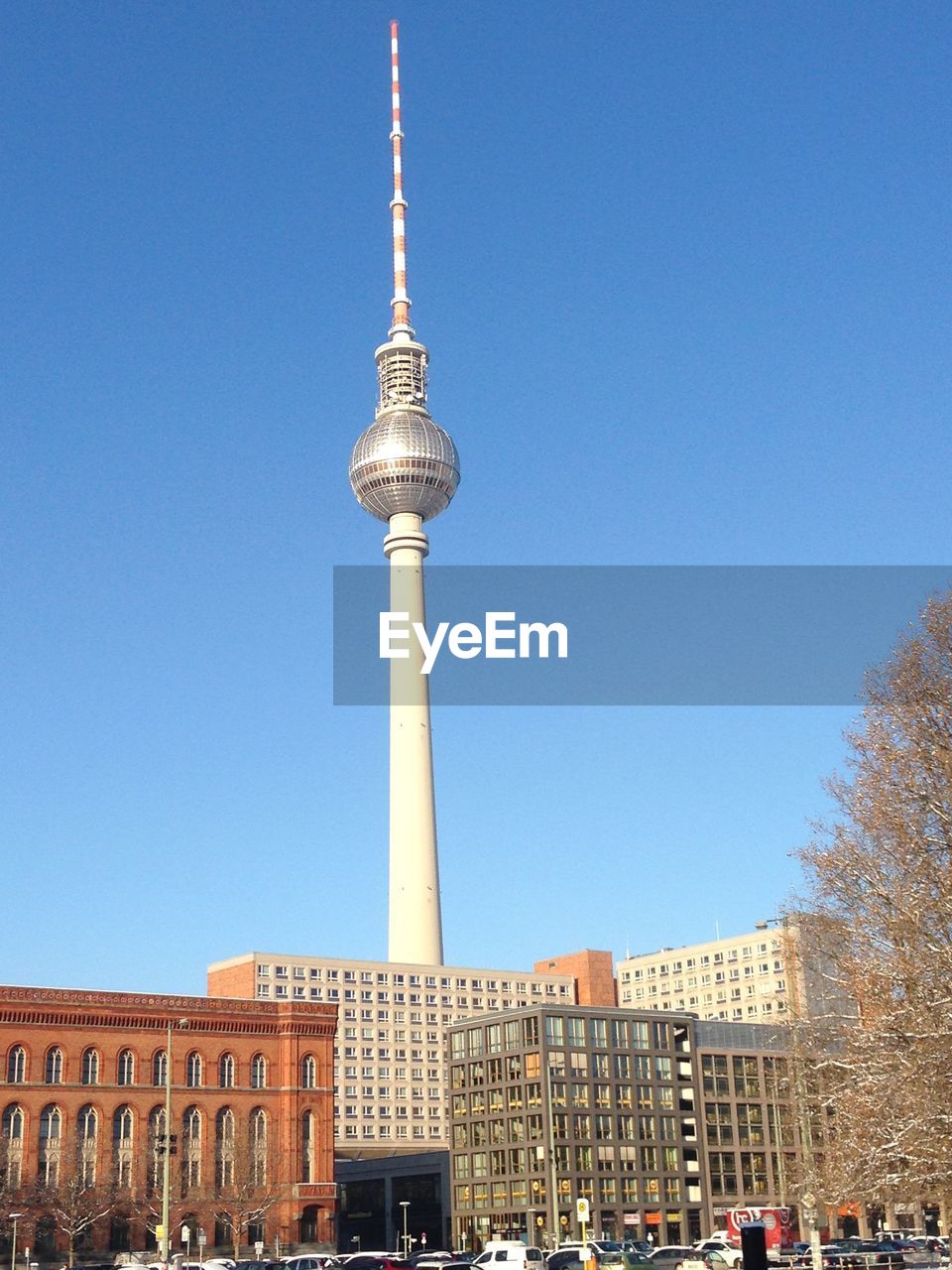 COMMUNICATIONS TOWER AGAINST BUILDINGS IN CITY