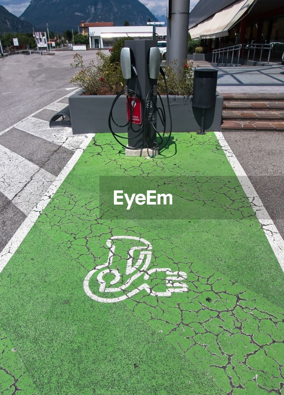 BICYCLE SIGN ON FOOTPATH