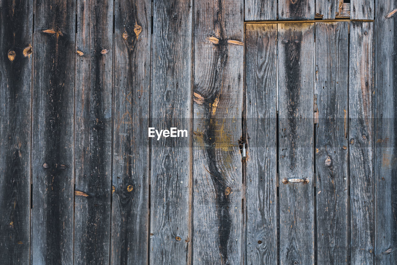 FULL FRAME SHOT OF WOODEN FENCE