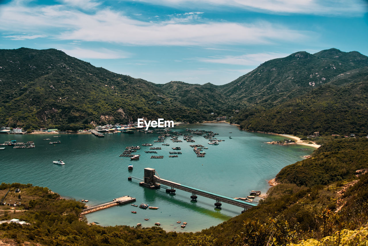 HIGH ANGLE VIEW OF BOATS IN SEA