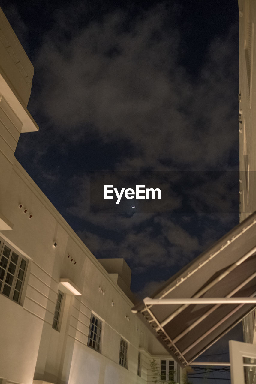 LOW ANGLE VIEW OF BUILDINGS AGAINST SKY