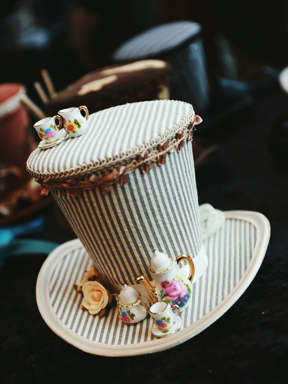 CLOSE-UP OF CHOCOLATE CAKE ON TABLE