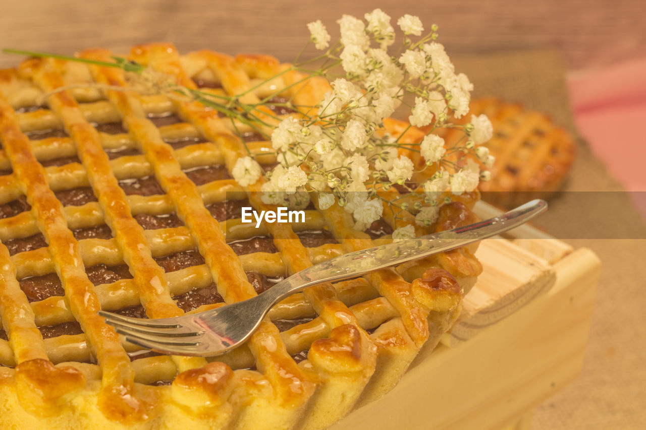 HIGH ANGLE VIEW OF FOOD ON TABLE