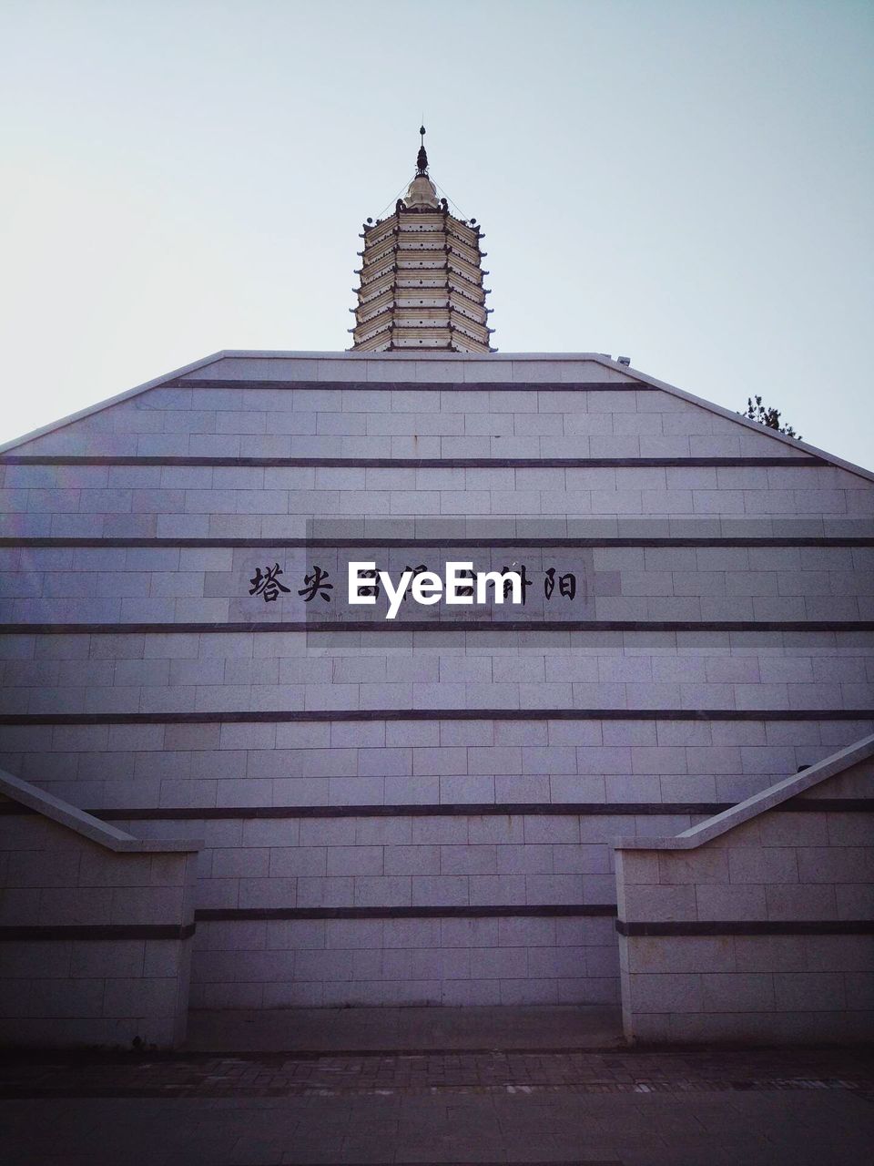 LOW ANGLE VIEW OF BUILT STRUCTURE AGAINST CLEAR SKY