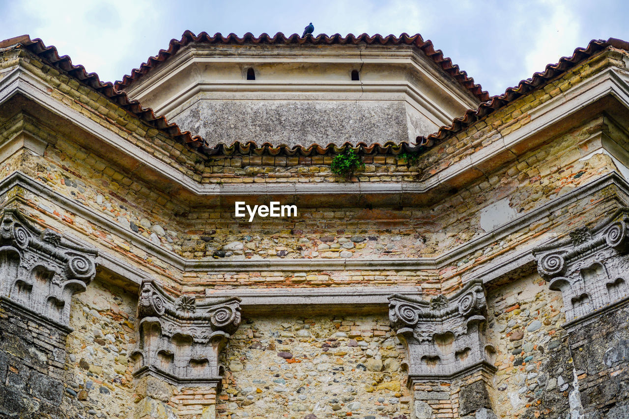 LOW ANGLE VIEW OF BUILDING