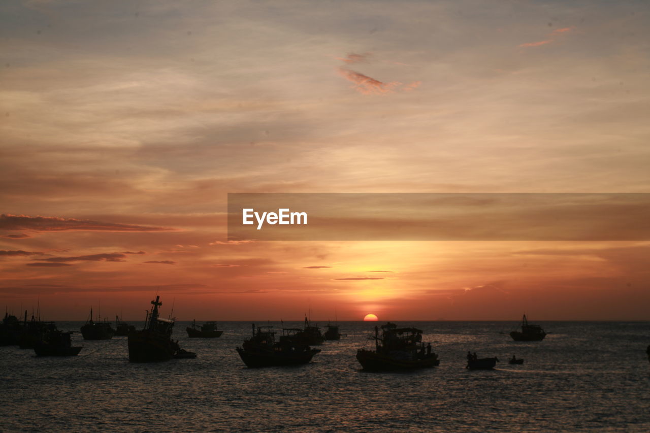 SAILBOATS IN SEA AGAINST SKY DURING SUNSET