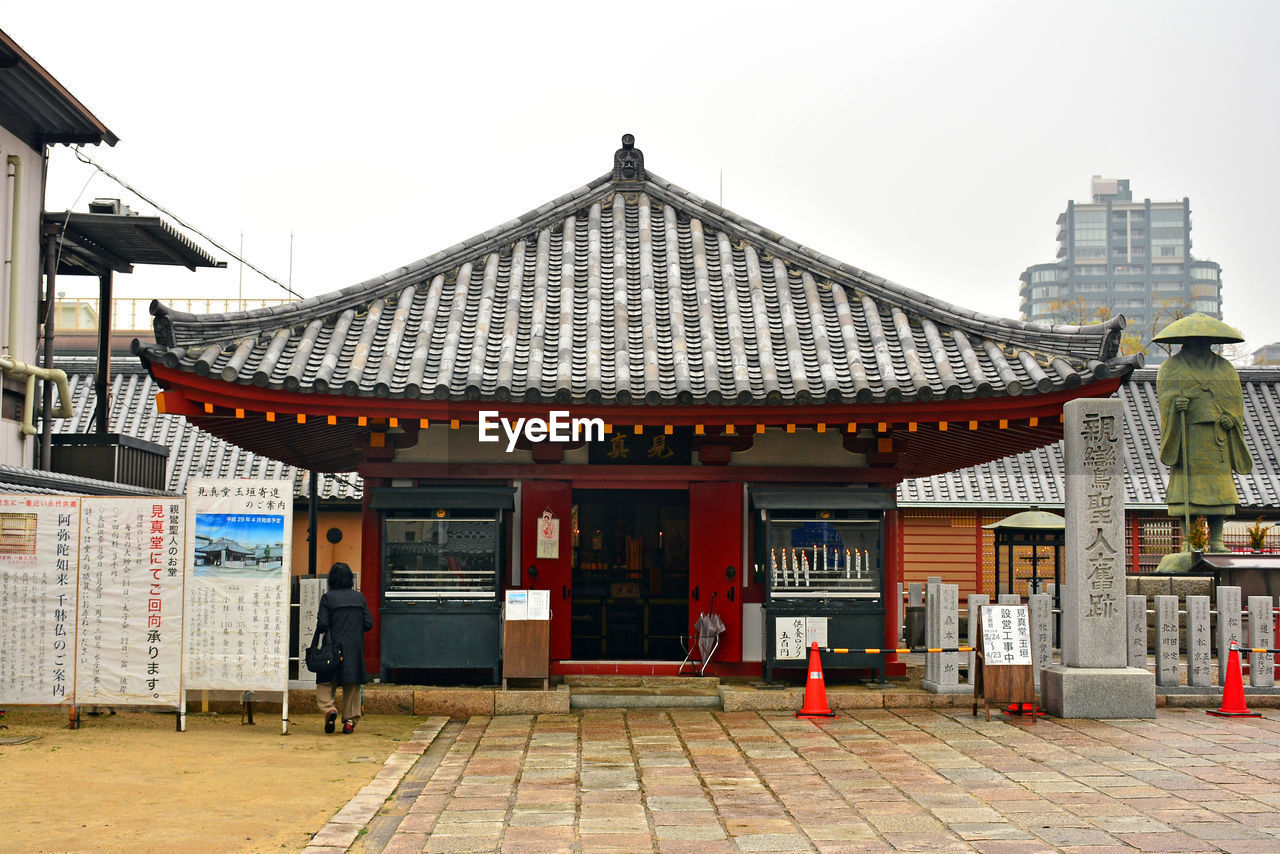 VIEW OF TEMPLE BUILDING AGAINST SKY