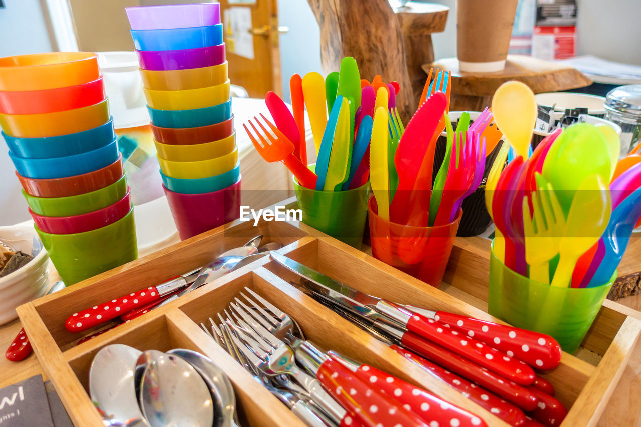 HIGH ANGLE VIEW OF MULTI COLORED PENCILS ON TABLE AT HOME