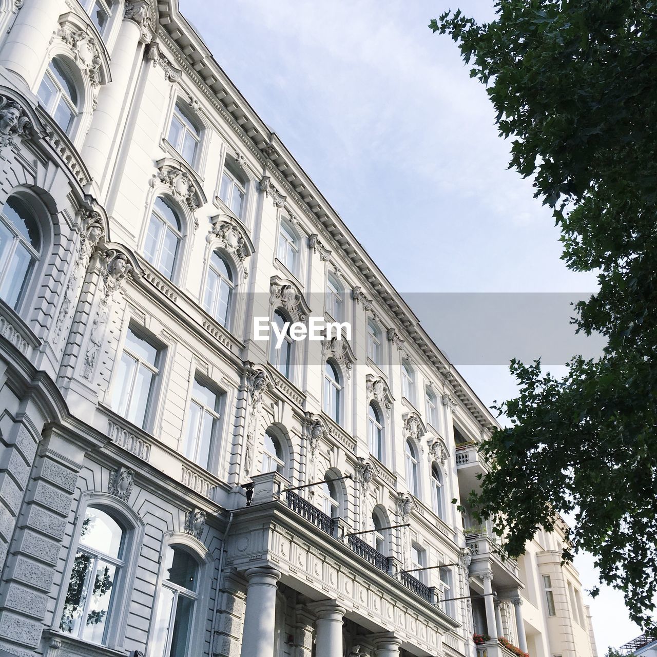 LOW ANGLE VIEW OF BUILDINGS AGAINST SKY