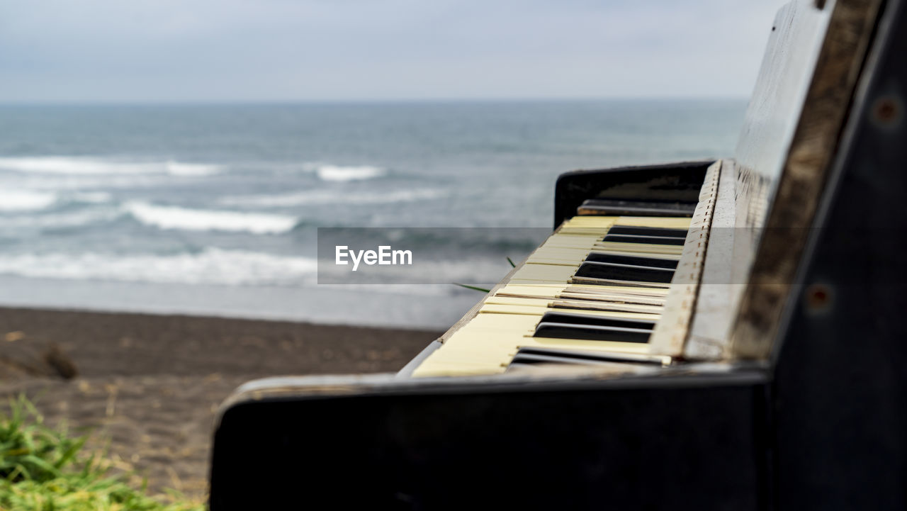 Kamchatka halaktyrsky beach. piano on the shore of the pacific ocean