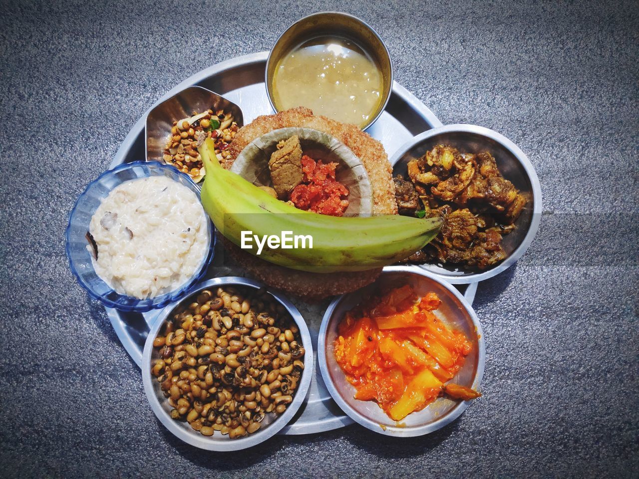 HIGH ANGLE VIEW OF FOOD IN BOWL ON TABLE