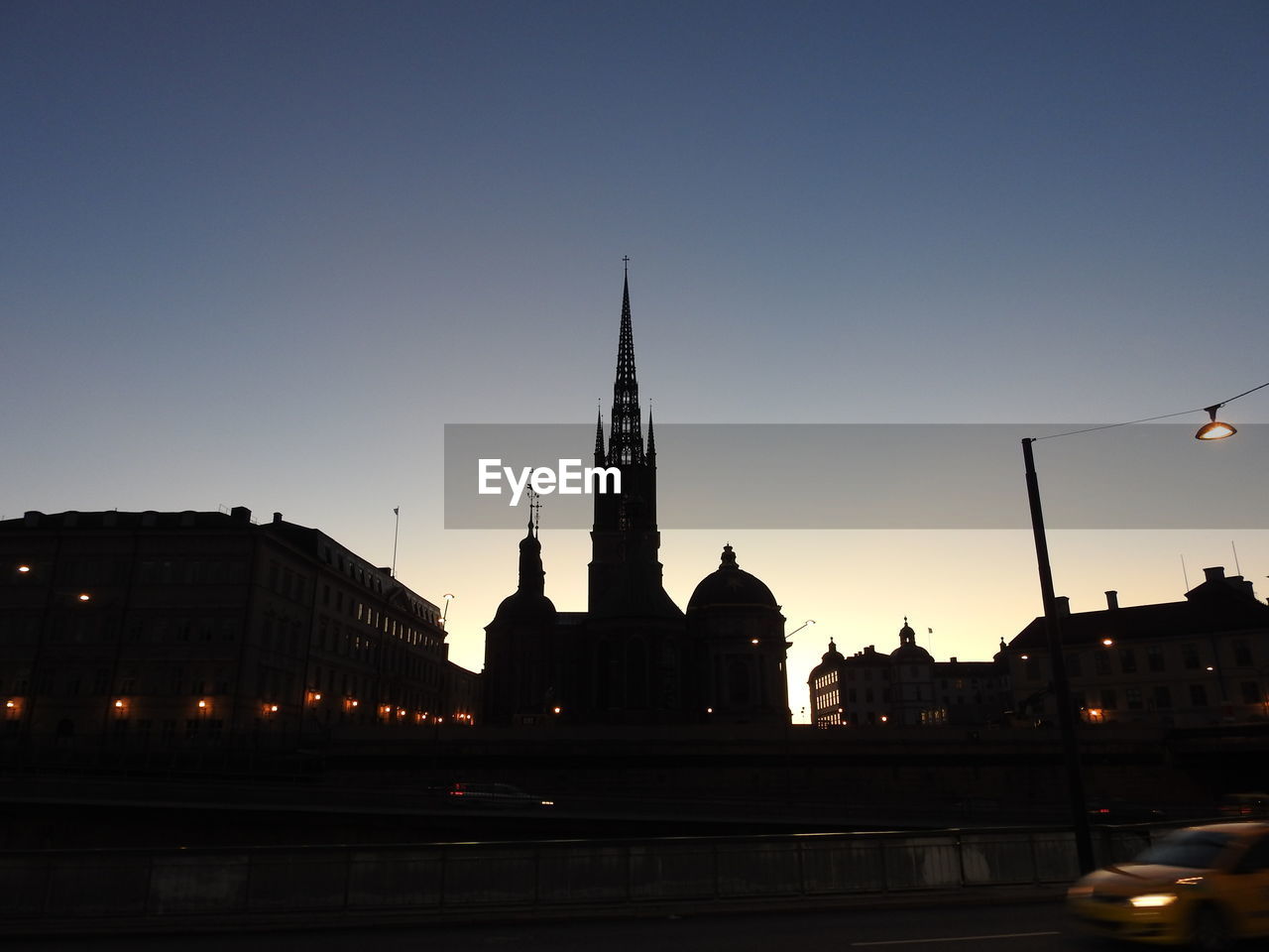 SILHOUETTE OF BUILDINGS AGAINST CLEAR SKY