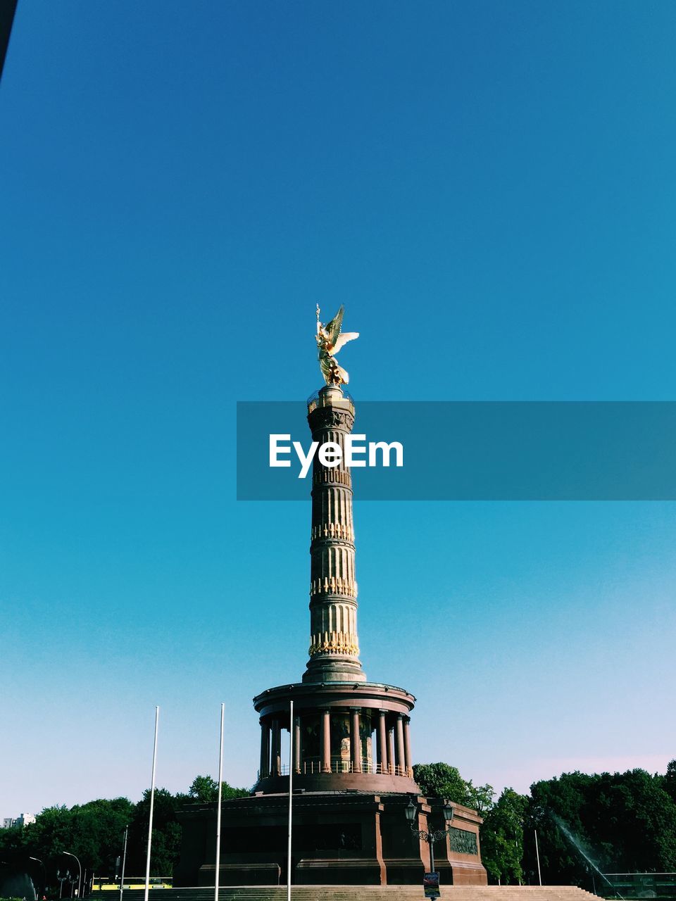 LOW ANGLE VIEW OF STATUE OF LIBERTY AGAINST CLEAR SKY