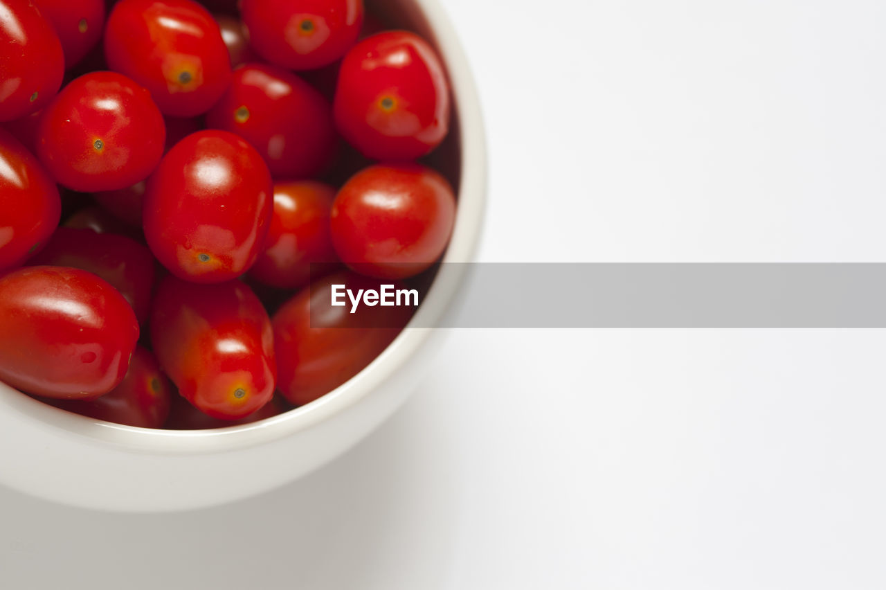 CLOSE-UP OF RED CHERRIES IN BOWL