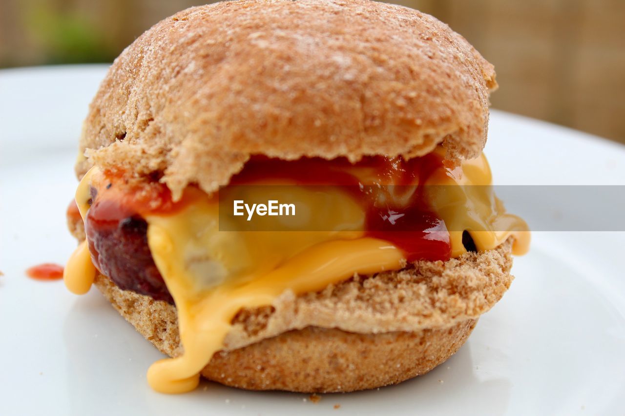 CLOSE-UP OF BURGER IN PLATE