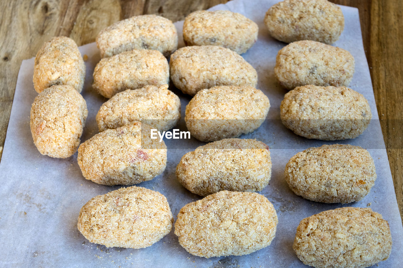 CLOSE-UP OF COOKIES IN CONTAINER