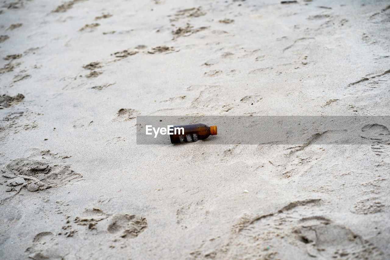 HIGH ANGLE VIEW OF CAR ON SAND