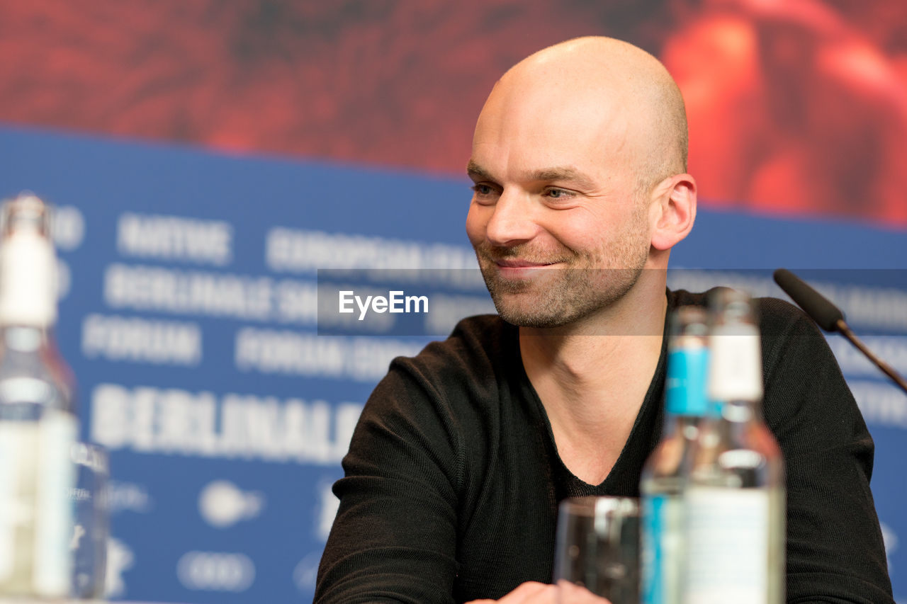 CLOSE-UP OF SMILING YOUNG MAN