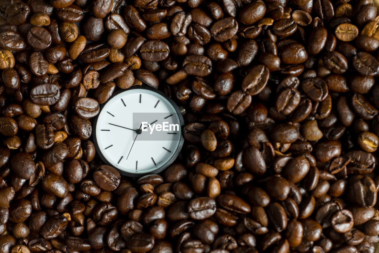 DIRECTLY ABOVE SHOT OF COFFEE BEANS IN GLASS