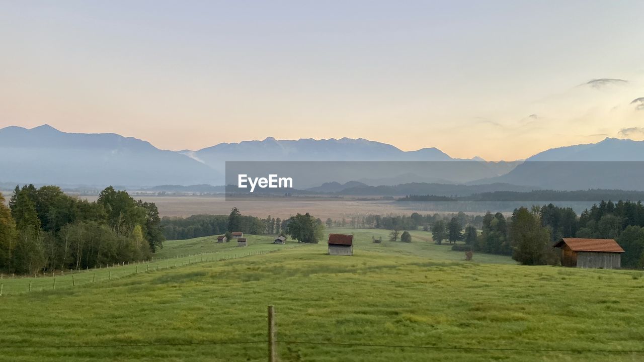 SCENIC VIEW OF FIELD AGAINST SKY DURING SUNRISE