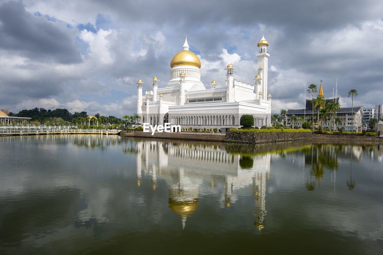 Sultan omar ali saifuddien mosque and reflection against cloudy sky