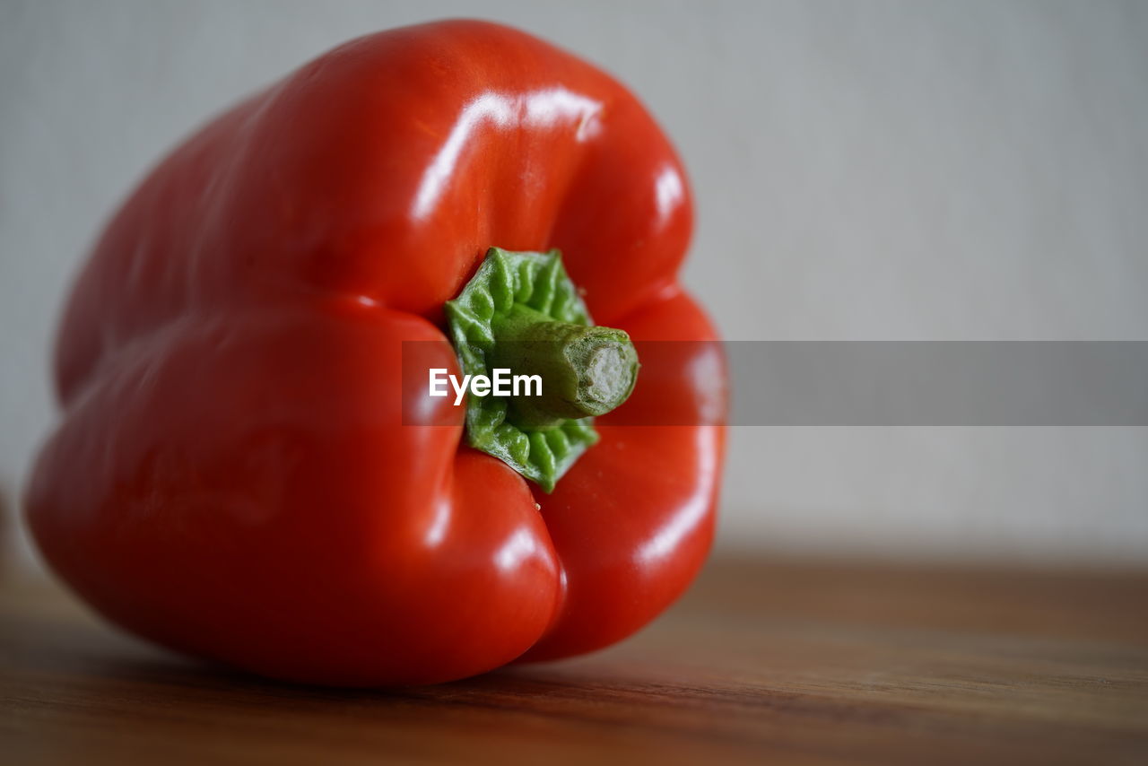 CLOSE-UP OF RED BELL PEPPER ON TABLE