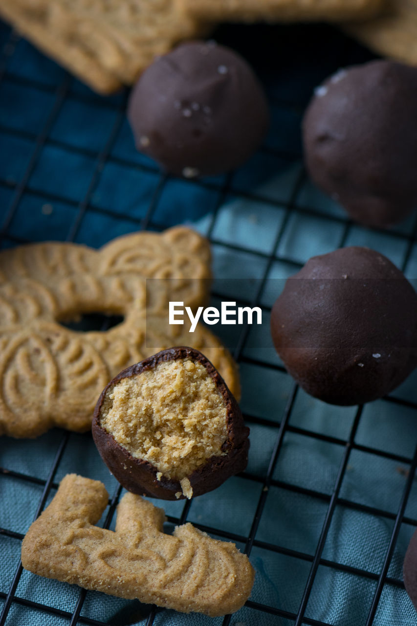 HIGH ANGLE VIEW OF COOKIES IN PLATE