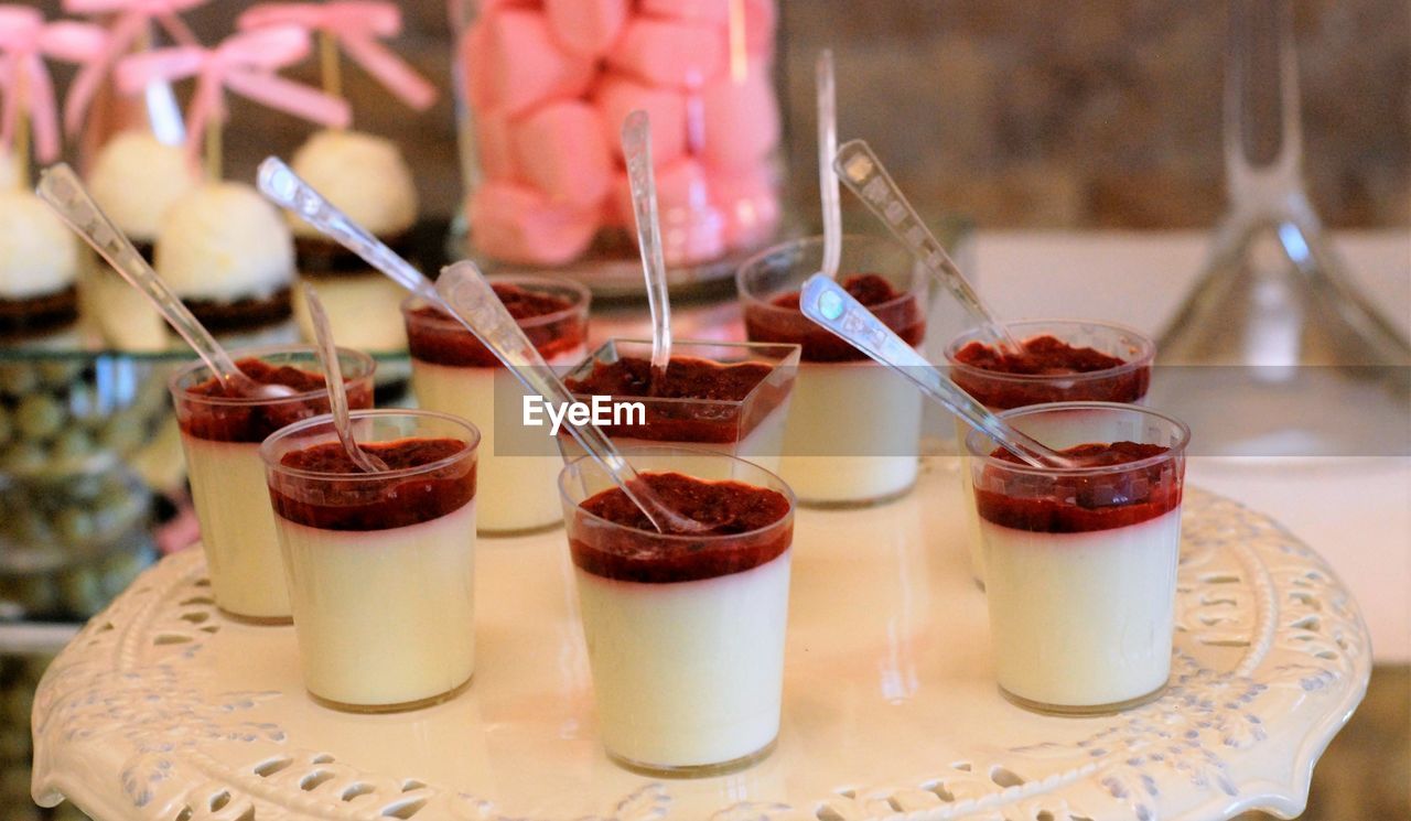 CLOSE-UP OF ICE CREAM IN TRAY