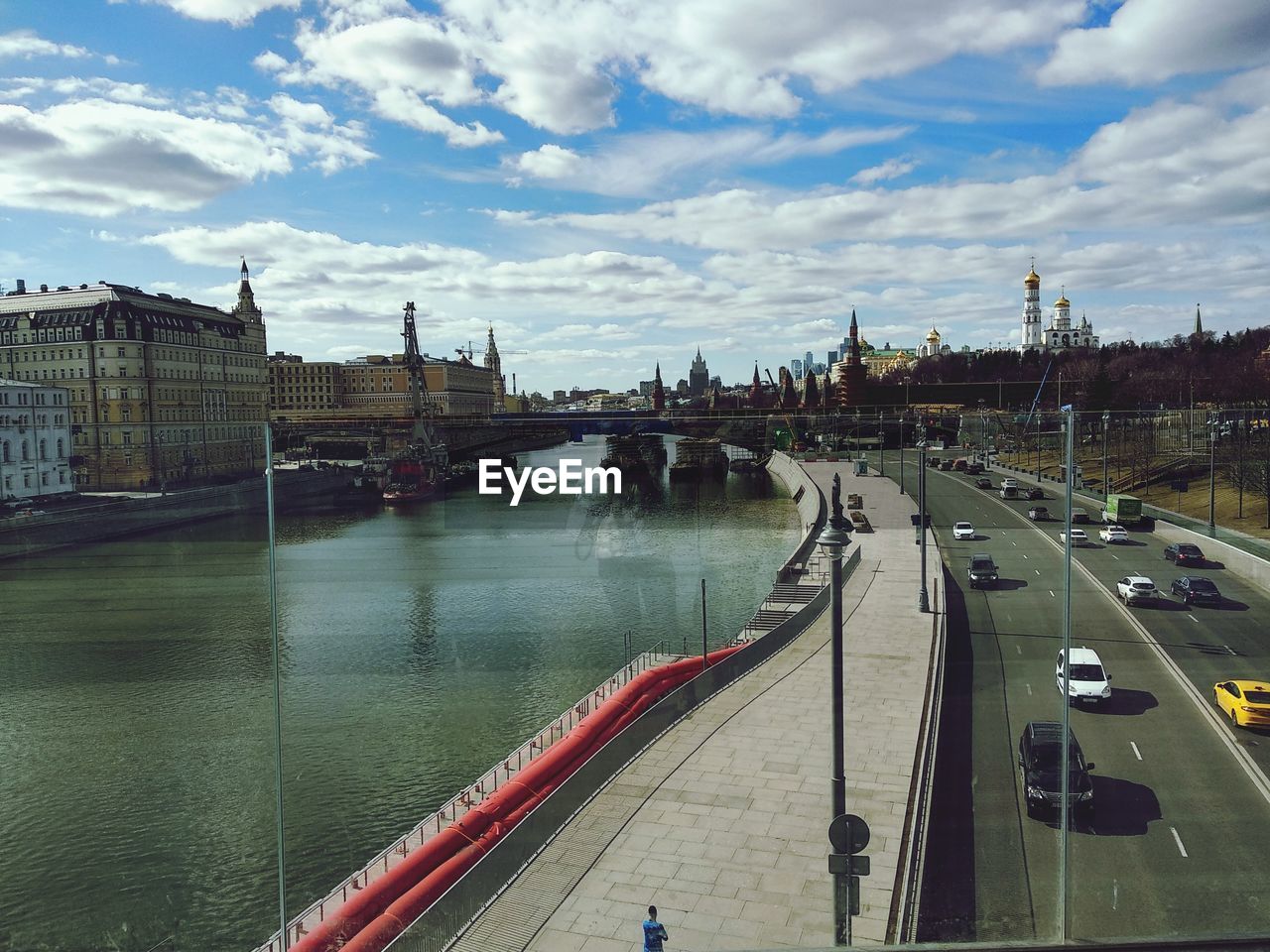 HIGH ANGLE VIEW OF BRIDGE IN CITY