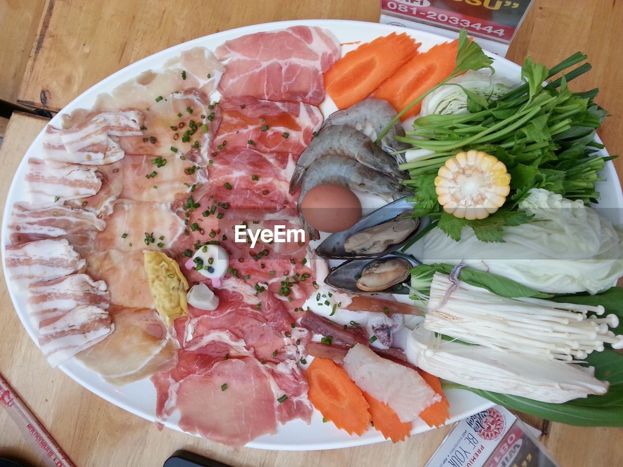 HIGH ANGLE VIEW OF FRESH SALAD IN PLATE