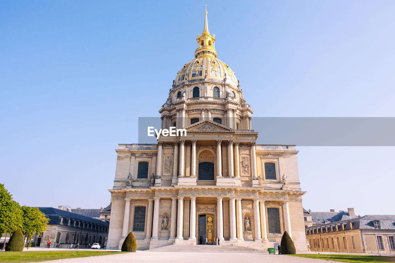 LOW ANGLE VIEW OF BUILDING AGAINST CLEAR SKY