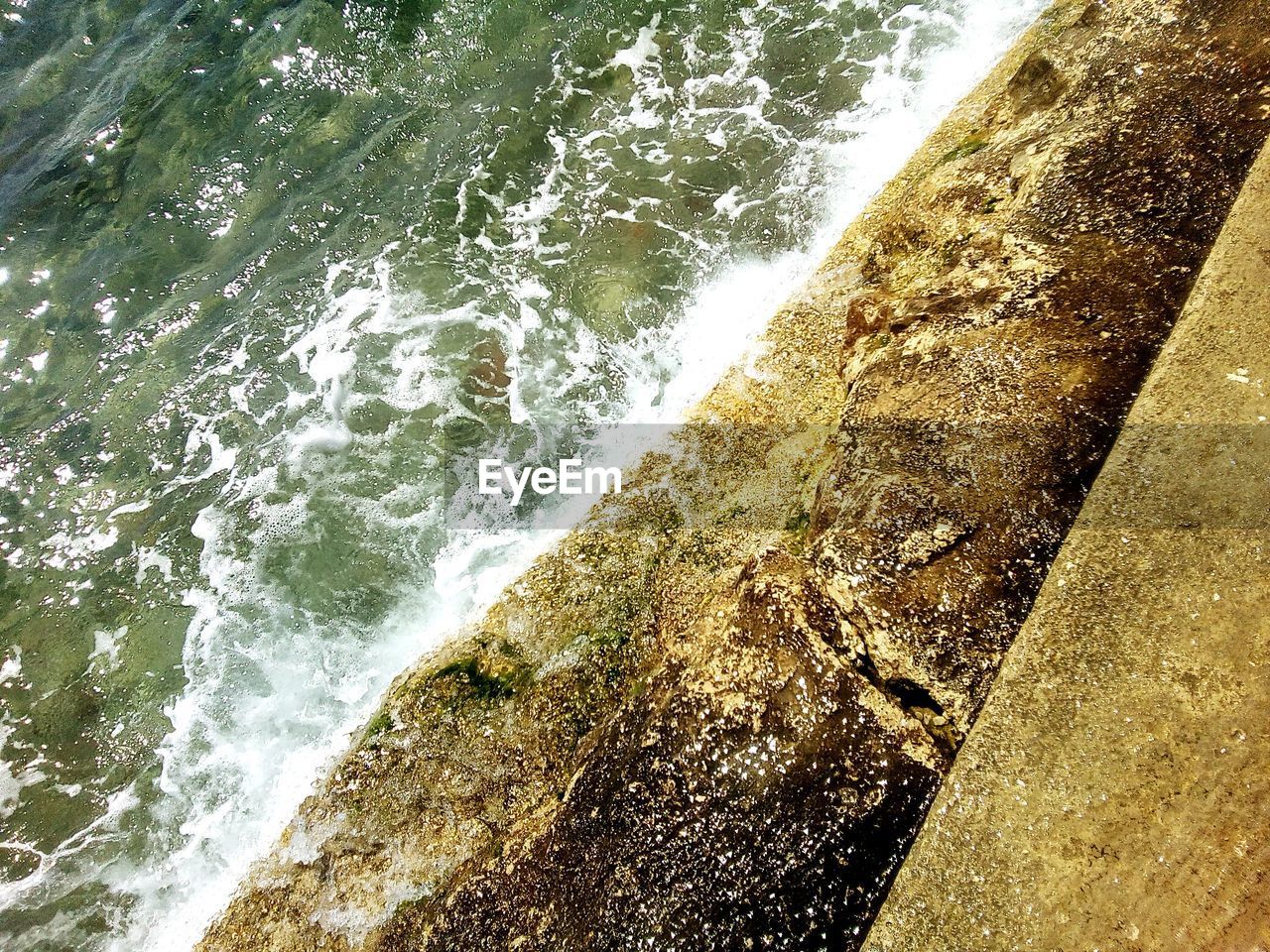 HIGH ANGLE VIEW OF SEA WAVE