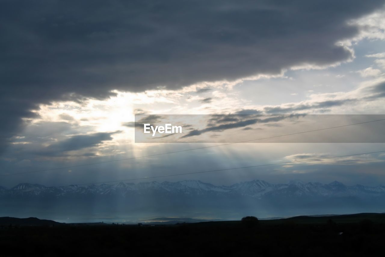 LOW ANGLE VIEW OF SILHOUETTE MOUNTAIN AGAINST SKY