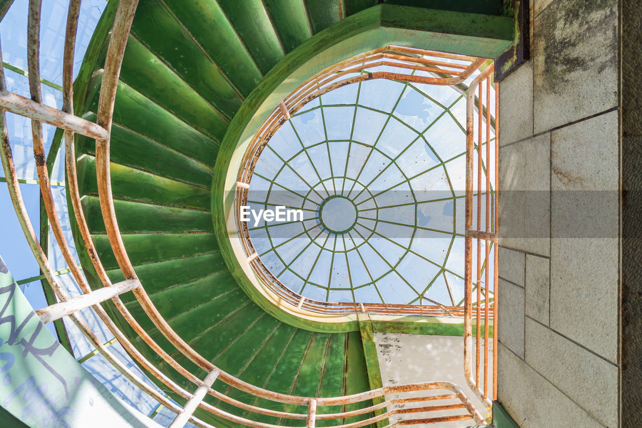 LOW ANGLE VIEW OF SPIRAL STAIRCASE IN BUILDING