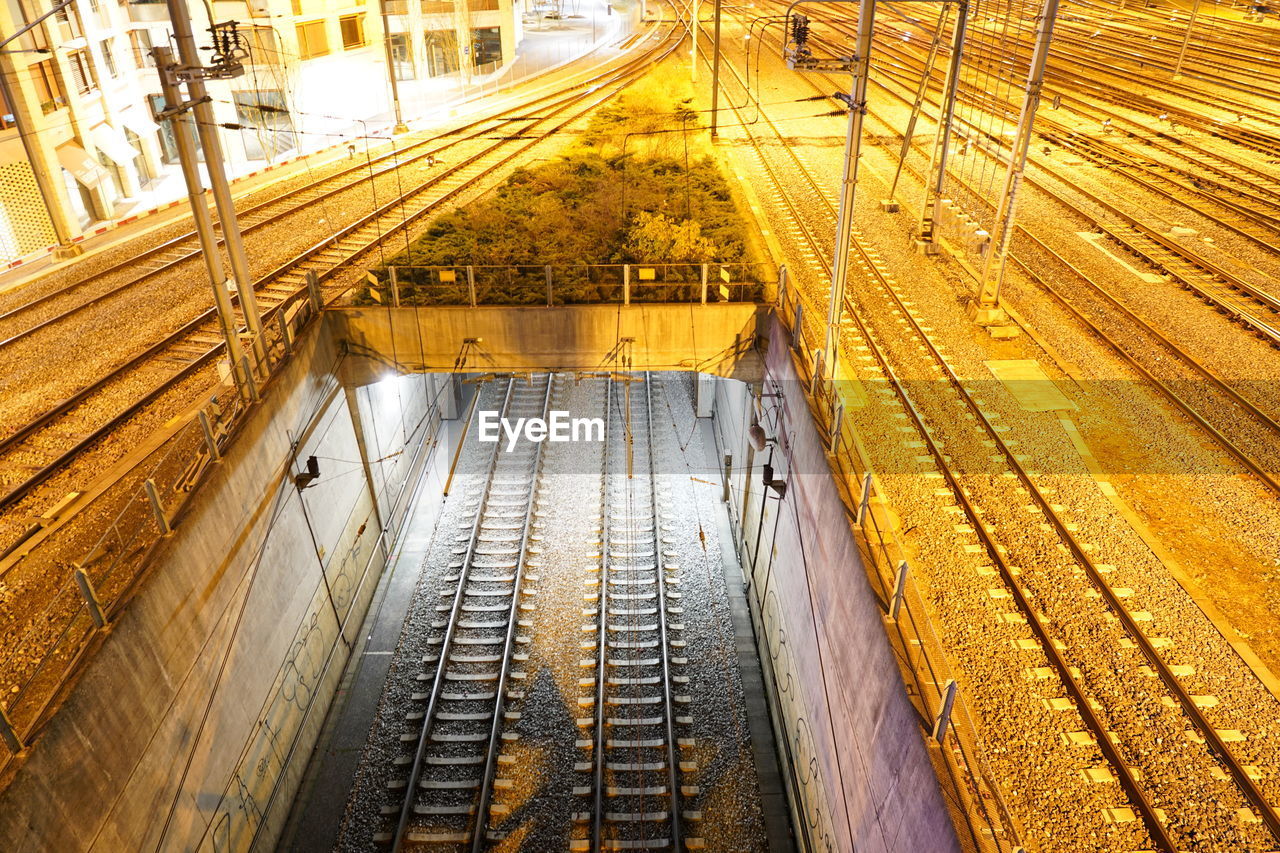 HIGH ANGLE VIEW OF TRAIN AT RAILROAD STATION PLATFORM