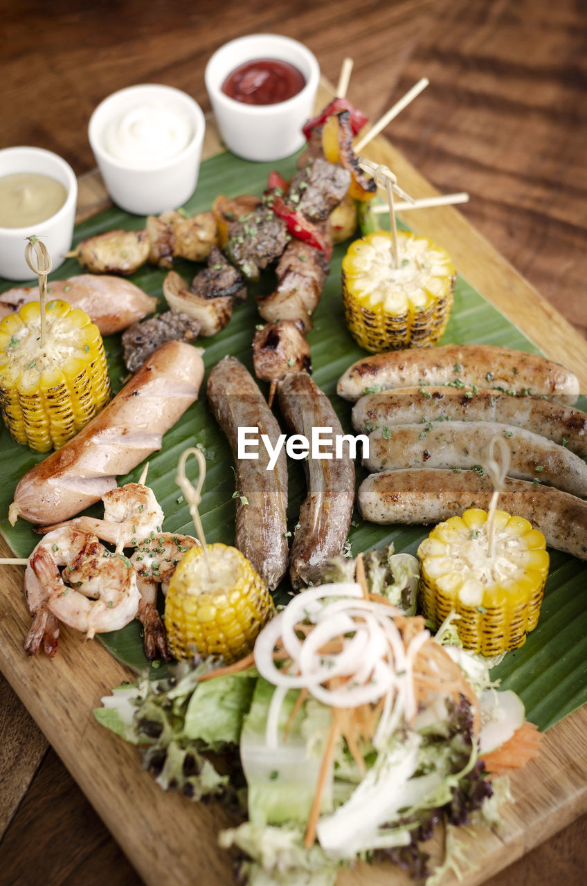 HIGH ANGLE VIEW OF VEGETABLES ON BARBECUE TABLE