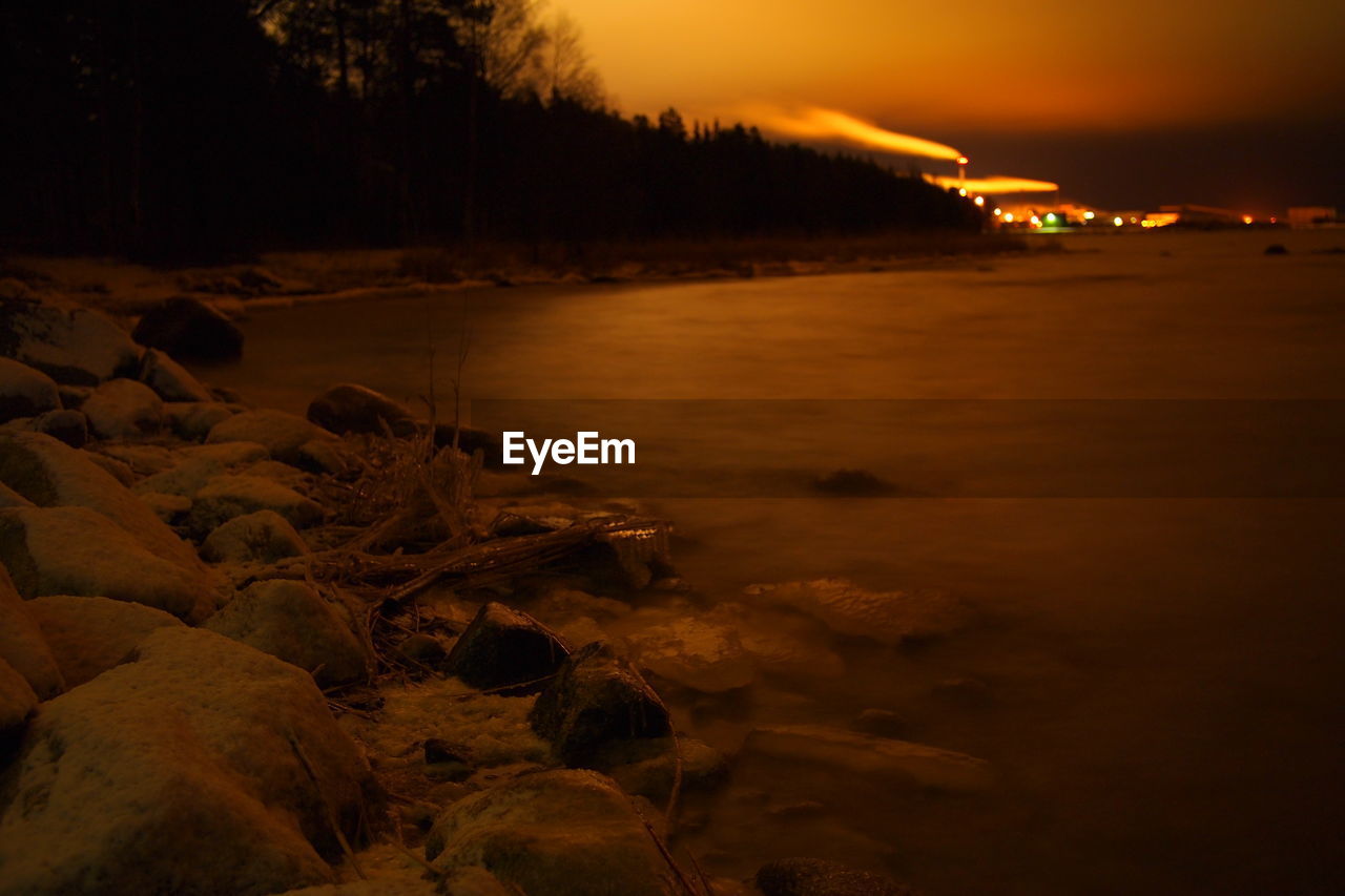 SCENIC VIEW OF SHORE AGAINST SKY