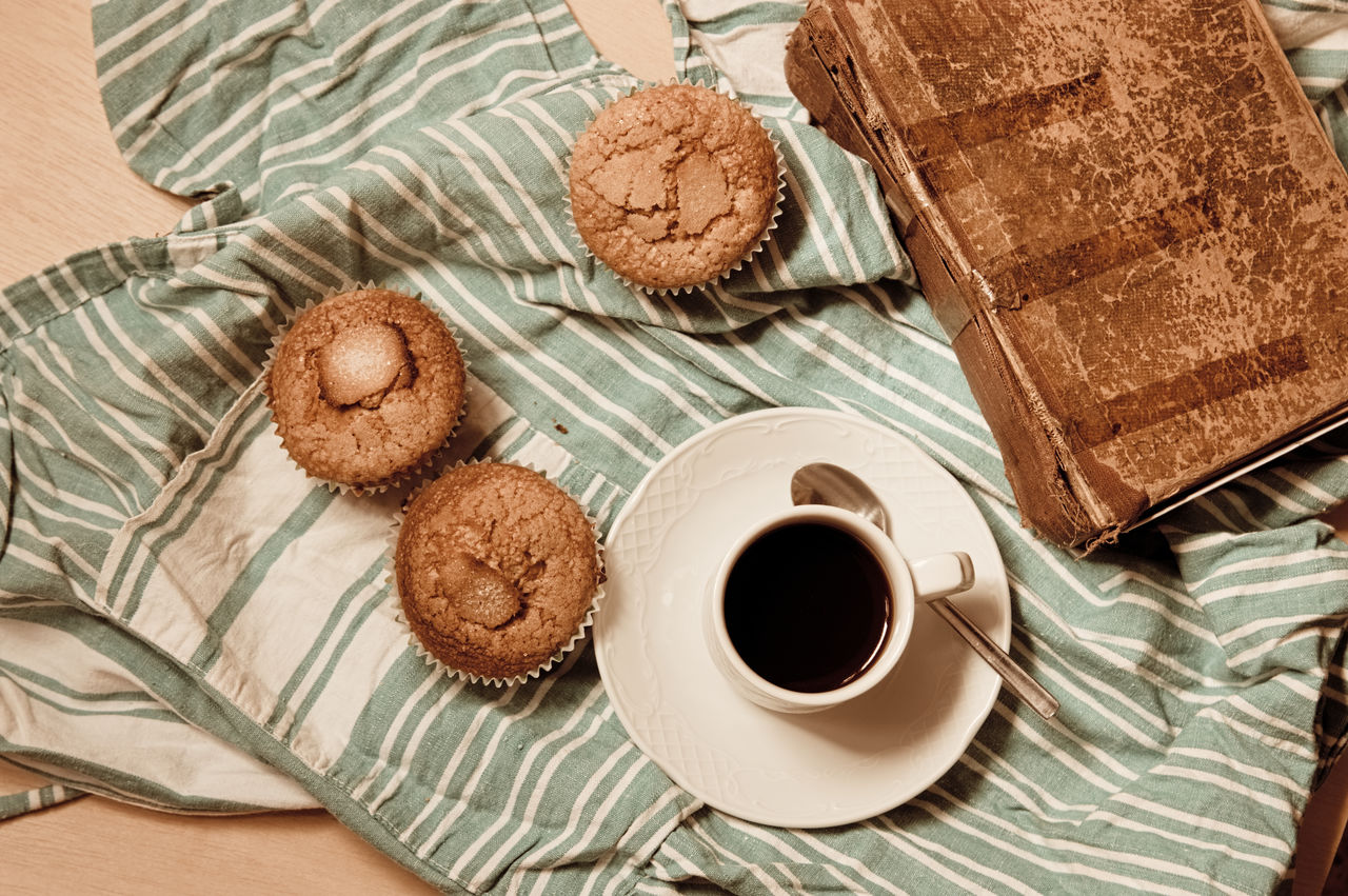 HIGH ANGLE VIEW OF COFFEE WITH COOKIES ON TABLE