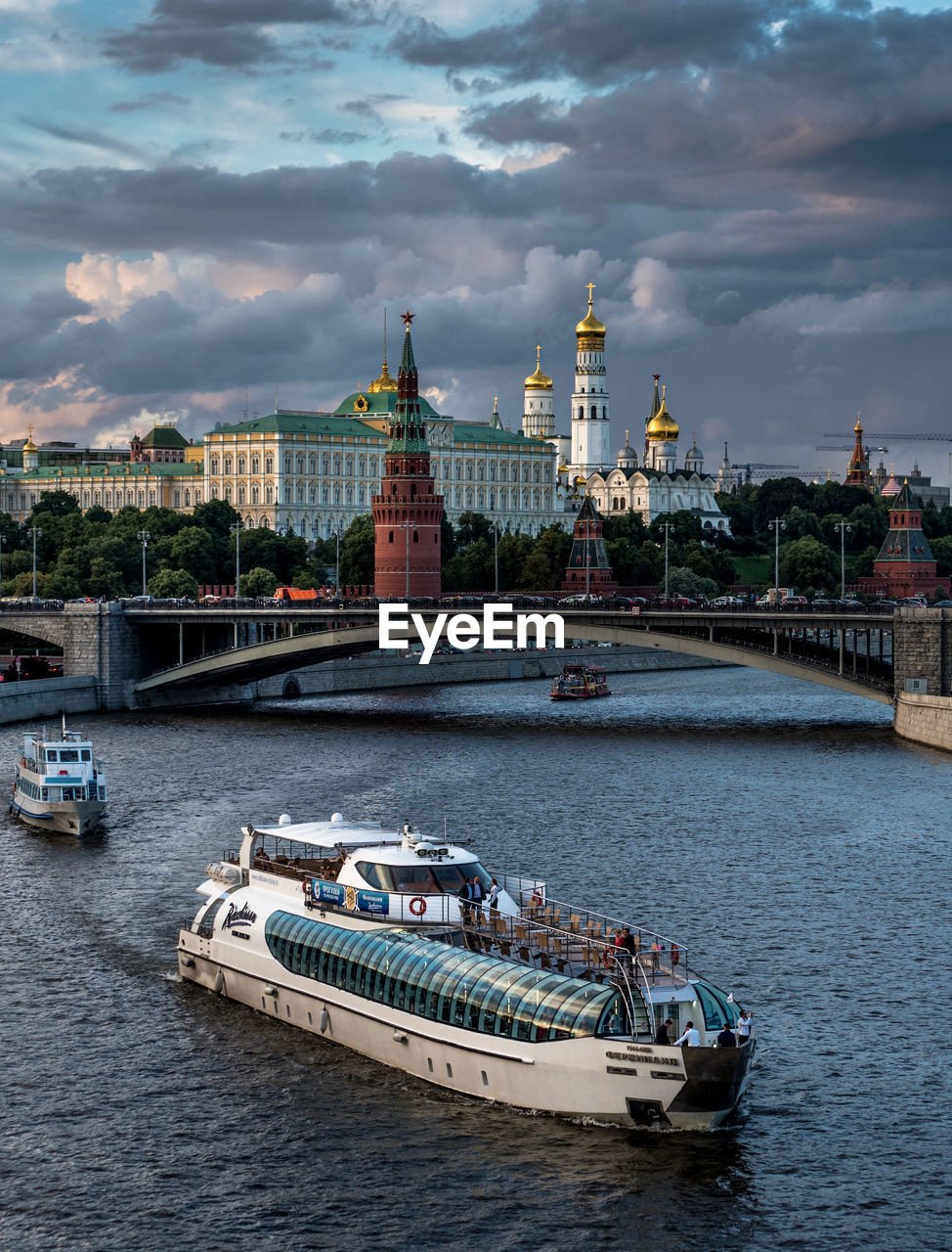 Bolshoy kamenny bridge over moskva river by moscow kremlin against cloudy sky