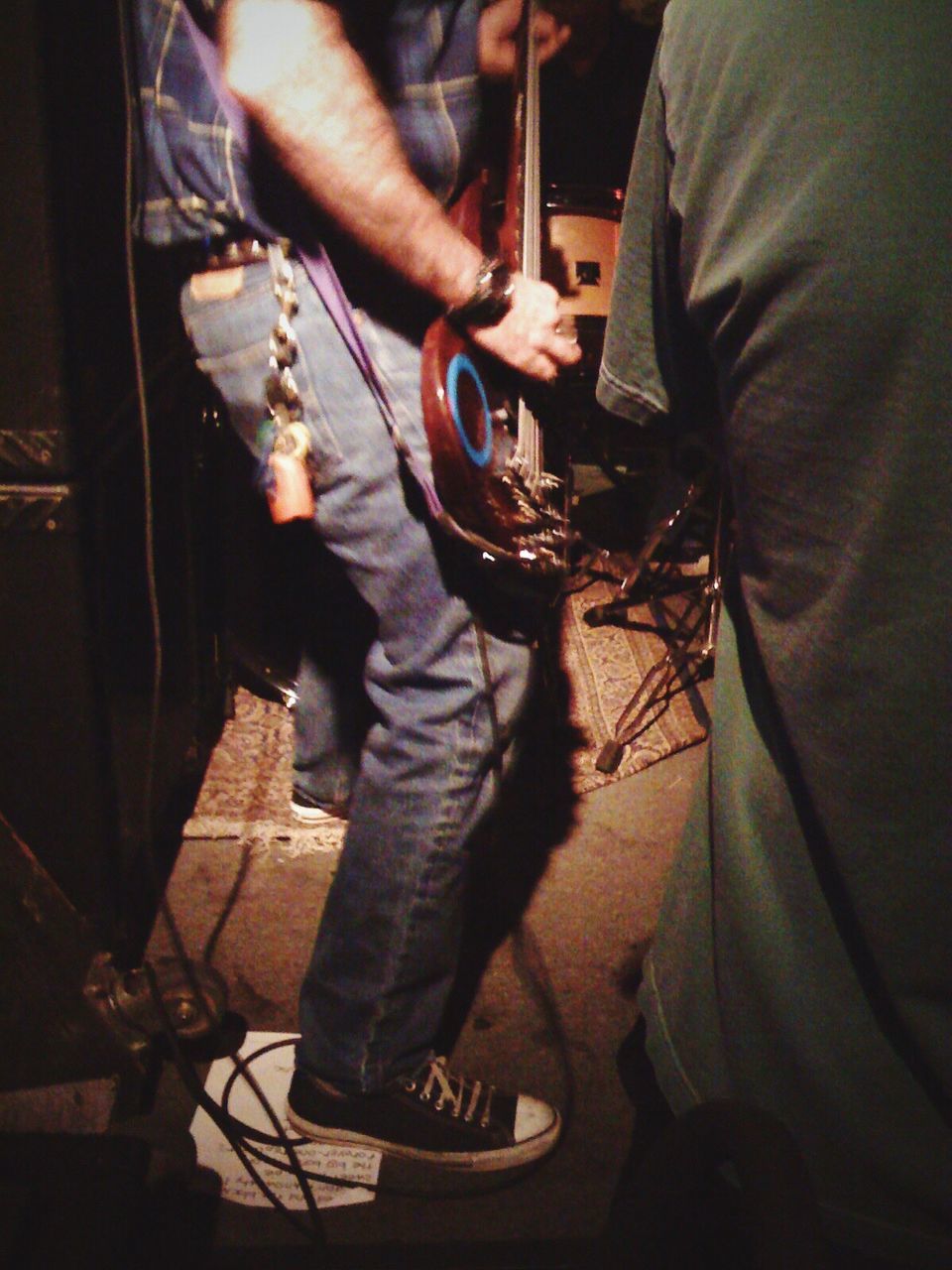 MAN PLAYING GUITAR IN MUSIC CONCERT