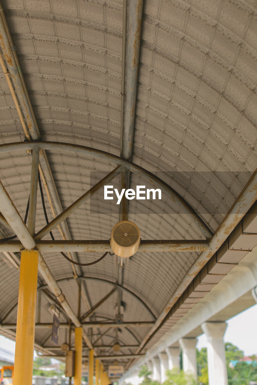 LOW ANGLE VIEW OF ROOF