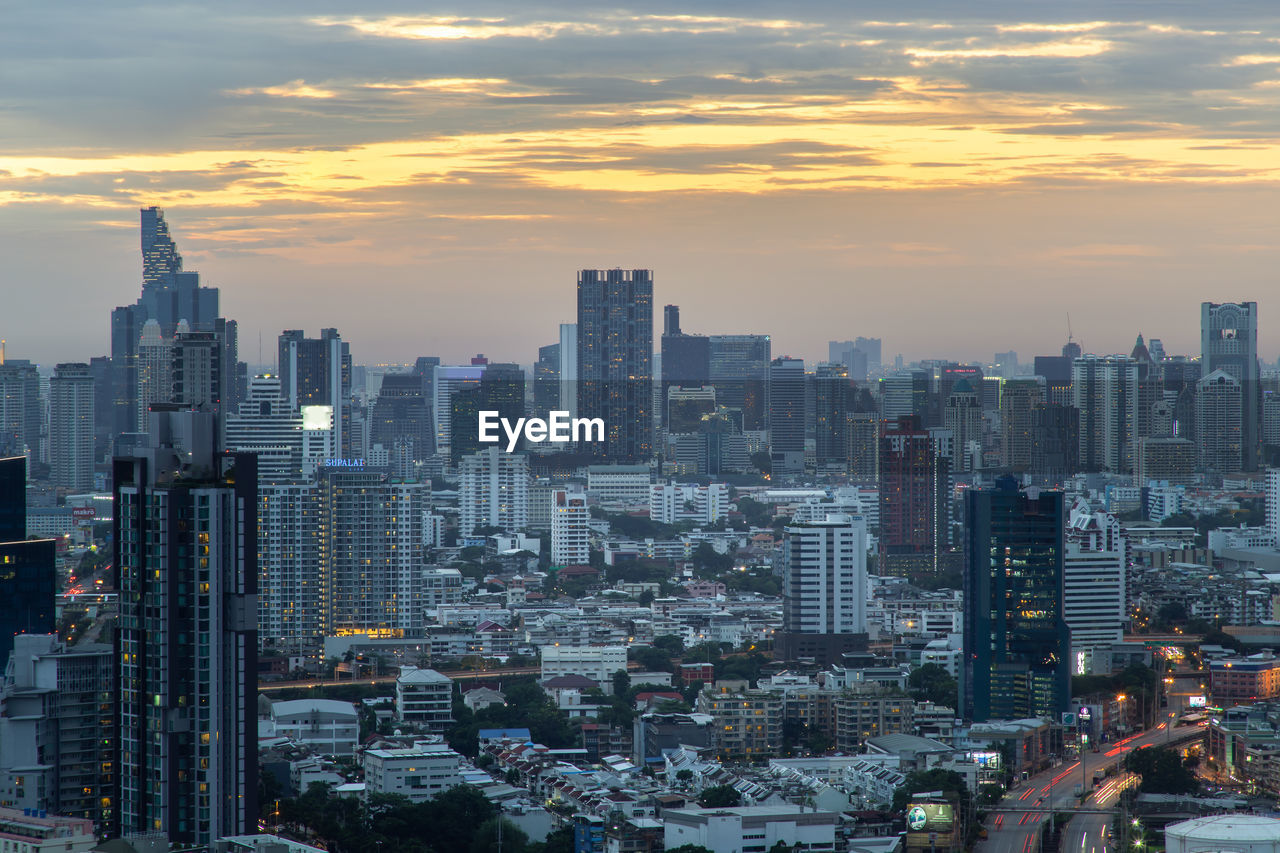 AERIAL VIEW OF MODERN BUILDINGS IN CITY AGAINST SKY