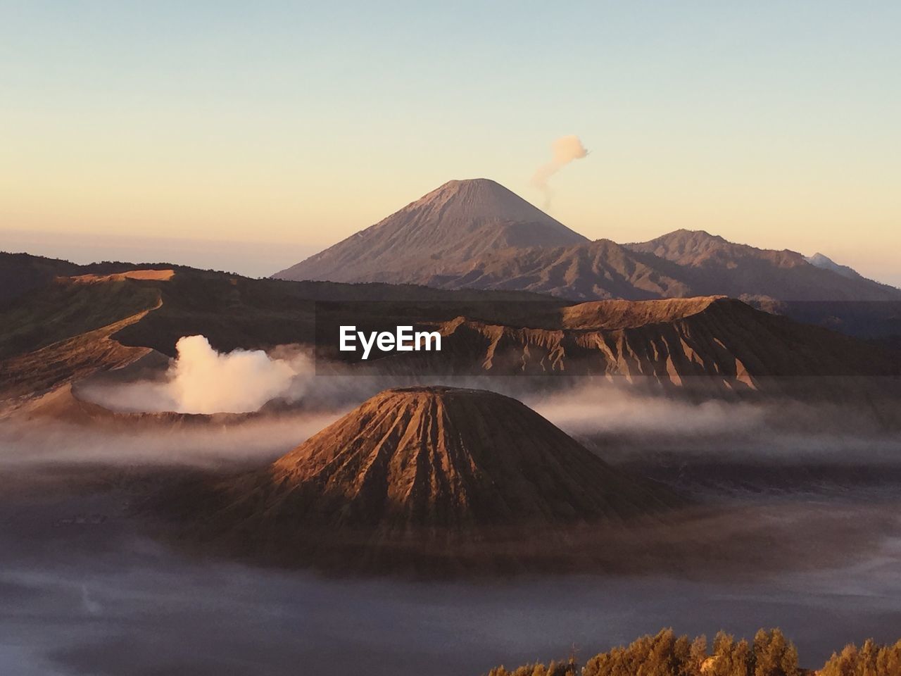 VIEW OF VOLCANIC MOUNTAIN RANGE AGAINST SKY