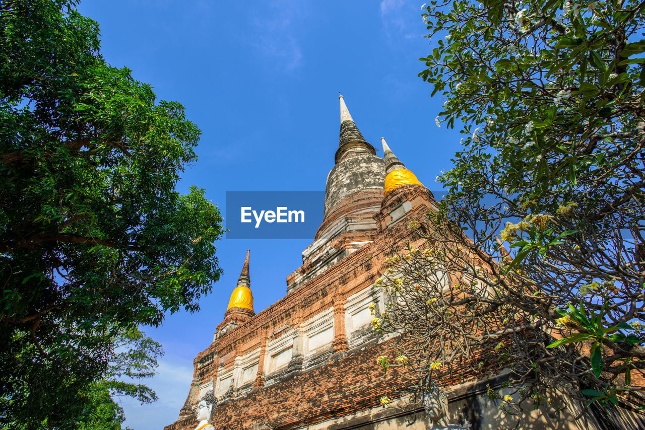 LOW ANGLE VIEW OF TEMPLE BUILDING