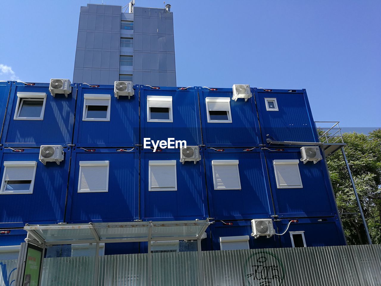 LOW ANGLE VIEW OF BUILDING AGAINST CLEAR SKY