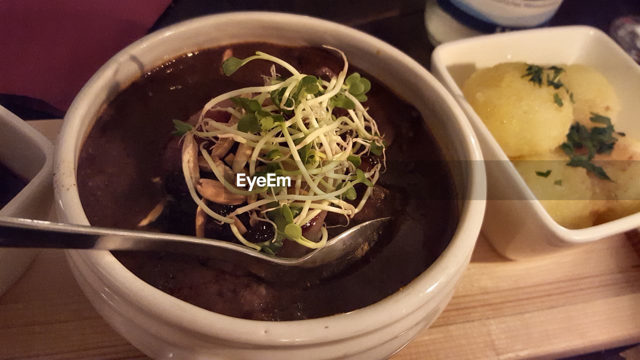 CLOSE-UP OF SOUP IN BOWL