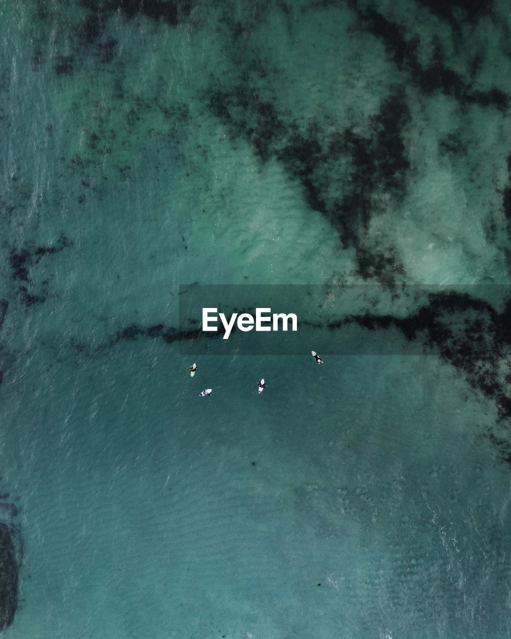 Ocean bed patterns from an aerial perspective 