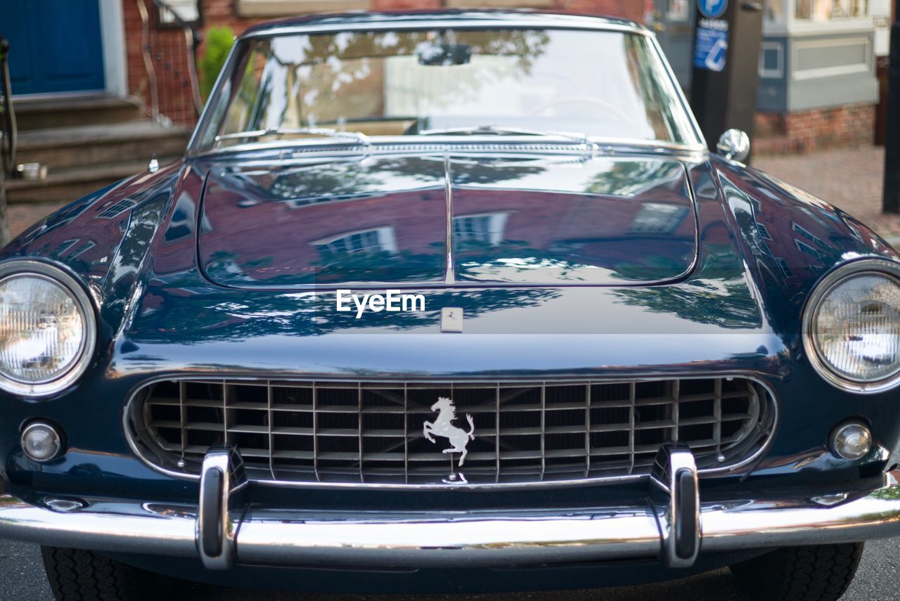 CLOSE-UP OF VINTAGE CAR ON METAL GRATE